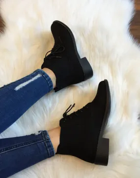 Bottines noires en suédines et à lacets