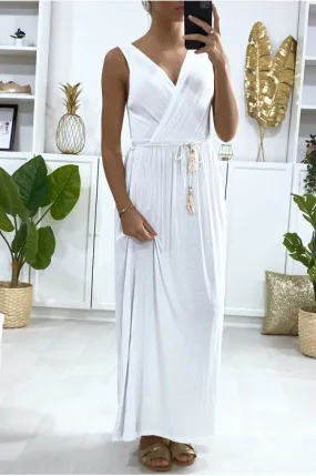 Longue robe croisé en blanche avec ceinture en cordon