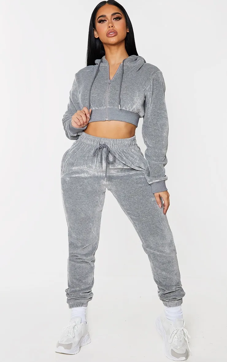 PRETTYLITTLETHING Shape Sweat très court en velours gris